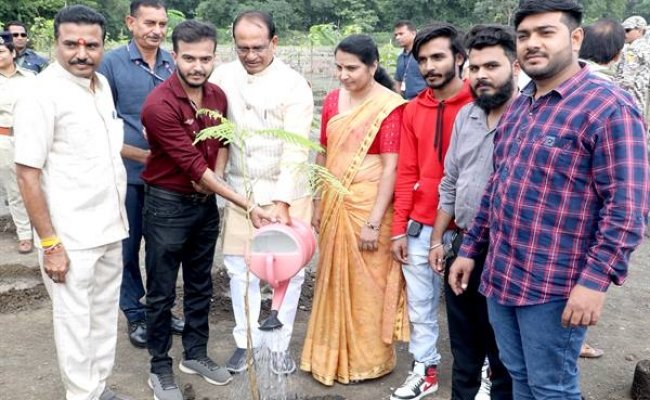 मुख्यमंत्री श्री चौहान ने सामाजिक कार्यकर्ताओं के साथ किया पौध-रोपण