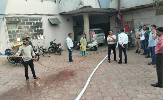 एसडीएम नीमच श्री  जैन ने  तीन निजी अस्पतालों का किया निरीक्षण गुप्ता हॉस्पिटल, चौधरी नर्सिंग होम एवं केयर वेल हॉस्पिटल में व्यवस्थाओं का लिया जायजा मरीजों को बेहतर उपचार एवं सुविधाएं उपलब्ध कराने के दिए निर्देश