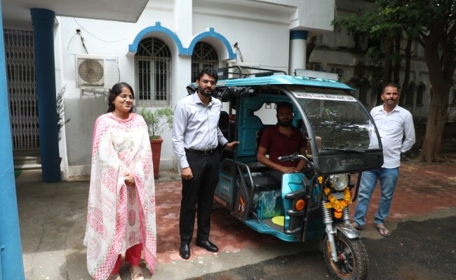 जनसुनवाई में प्राप्त आवेदन पर त्वरित कार्रवाई,दिव्यांग हितग्राही को मिला स्वरोजगार का साधन