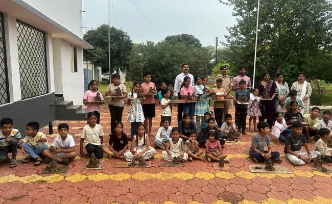 पर्यावरण संरक्षण की दिशा में नीमच पुलिस की अनूठी पहल पुलिस परिवार के बच्चों के लिए आयोजित हुआ ईको-फ्रेंडली गणेश मूर्ति निर्माण प्रशिक्षण शिविर